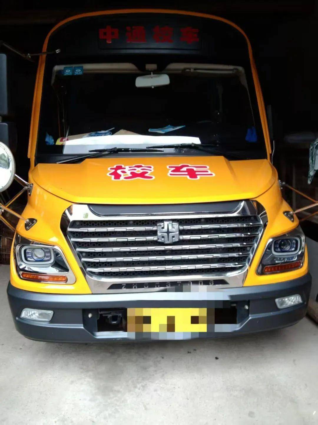 校車買來一個(gè)月油漆開裂，湖南男子稱油漆質(zhì)保期3年太短想延長至8年，廠家：要求太高無法滿足:油漆